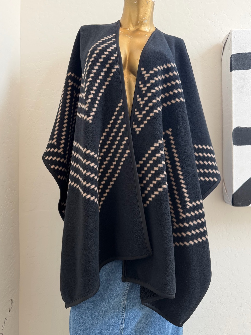 Y2K Ike Behar Black Tan Geometric polyester Fleece Shawl Shoulder Wrap One Size